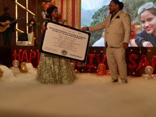 विवाहको वर्षगाँठमा श्रीमतीलाई चन्द्रमामा २३ रोपनी जग्गा उपहार