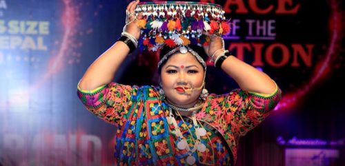 मोटी महिलाले प्रतियोगितामा भाग लिएर पुरस्कार पाउने