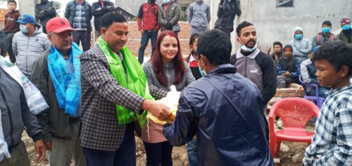 काङ्ग्रेस नेता खनालद्वारा जन्मदिनको अवसरमा खाद्य सामाग्री वितरण