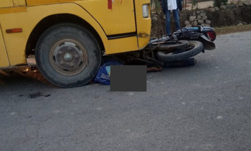 नवलपुरकाे मध्यविन्दुमा स्कुल बसको ठक्करबाट एक जनाको मृत्यु