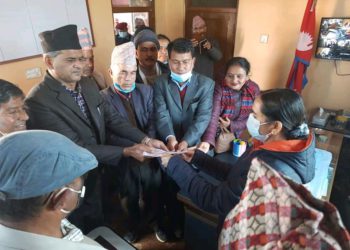 नेकपा नवलपुरको दाहाल-नेपाल समूहले प्रधानमन्त्रीलाई विरोध पत्र र संविधानको पुस्तक पठायो