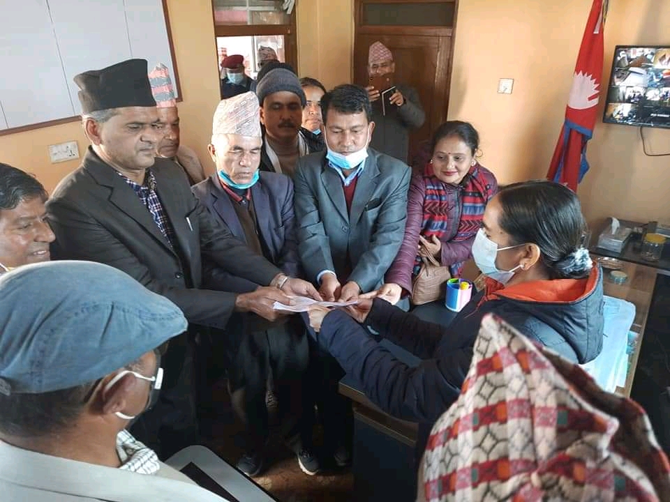 नेकपा नवलपुरको दाहाल-नेपाल समूहले प्रधानमन्त्रीलाई विरोध पत्र र संविधानको पुस्तक पठायो