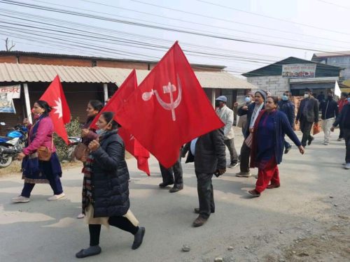 नेकपा नवलपुरको दाहाल-नेपाल समूहले प्रधानमन्त्रीलाई विरोध पत्र र संविधानको पुस्तक पठायो 7