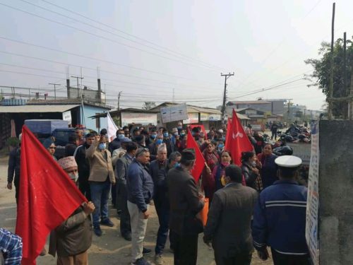 नेकपा नवलपुरको दाहाल-नेपाल समूहले प्रधानमन्त्रीलाई विरोध पत्र र संविधानको पुस्तक पठायो 8