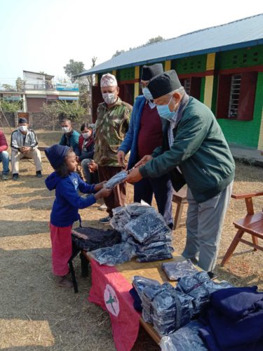 नेविसंघ देवचुलीद्वारा विद्यार्थीलाई न्यानो कपडा वितरण