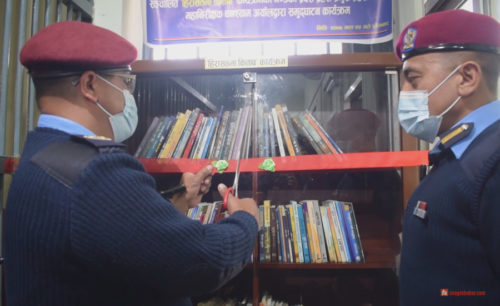 जिल्ला प्रहरी कार्यालयका थुनुवालाई किताब