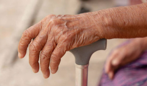 एक बिरामी वृद्धा : जसलाई आश्रमबाट निकालियो