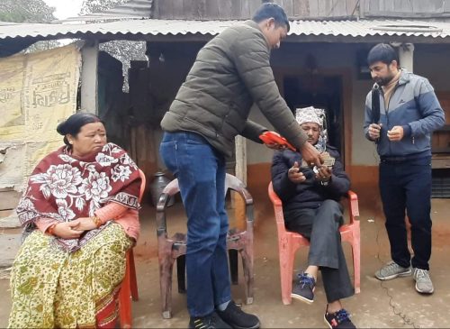 दुबै मृगौला पिडित मिना सुनारलाई युनियन लाइफ इन्स्योरेन्सको सहयोग