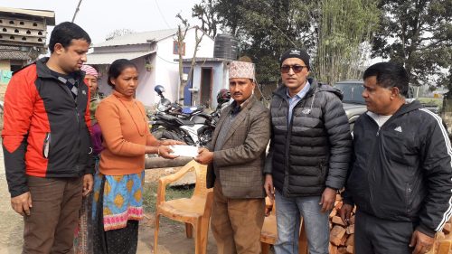 गैंडाको आक्रमणले मृत्यु भएका मुखियाको परिवारलाई राहत हस्तान्तरण