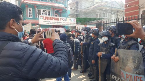 पक्राउका लागि प्रहरी पुगेपछि रामकुमारीको घरबाहिर युवा विद्यार्थीको नाराबाजी