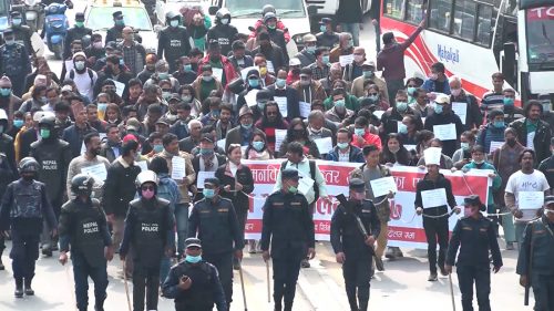 हातमा साङ्लो बाँधेर स्रष्टाको प्रदर्शन