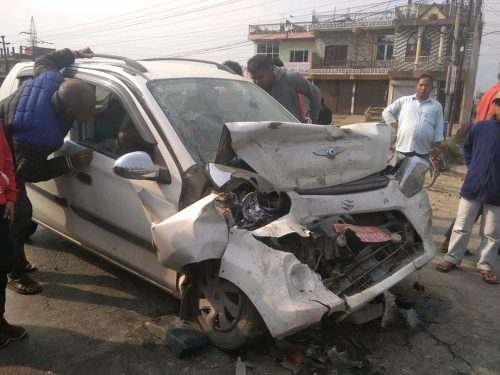 कार र एम्बुलेन्स एक आपसमा ठोकिदा ८ जना घाईते