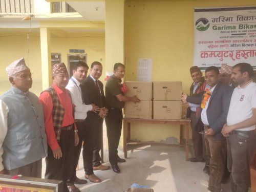 गरिमा बिकास बैंकद्वारा जनता माविलाई चार थान कम्प्युटर प्रदान