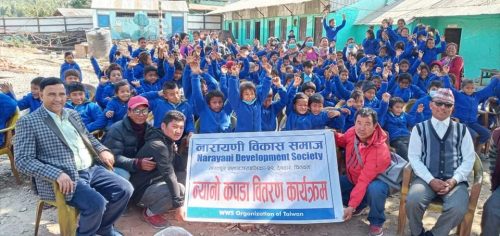 नारायणी विकास समाजद्वारा १ सय ५० जना विद्यार्थीलाई न्यानो कपडा वितरण