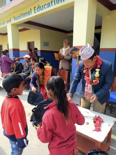 नेटवर्क संचालक दम्पतीद्वारा बिपन्न बालबालिकालाई शैक्षिक सामग्री हस्तान्तरण