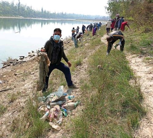 नारायणी नदि किनार सरसफाइ गरेर मनाईयो विश्व वन्यजन्तु दिवस