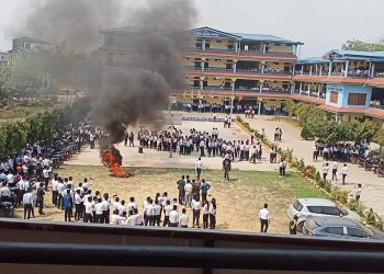 लकडाउनको अवधिमा नपढाइ शुल्क लिएको भन्दै मध्यविन्दु कलेजमा विद्यार्थी आन्दोलित