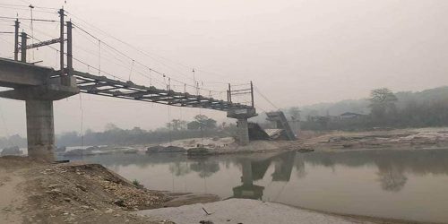 पुल बनाउदै गरेका मजदुर त्रिशुलीमा खसे ,दुई मजदुर बेपत्ता, तीनको उद्धार