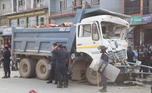 टिपरले जन्ती बसलाई ठक्कर दिंदा दुई बालिकाको मृत्यु