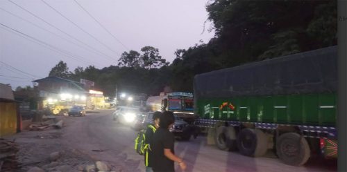 चिनियाँ ठेकेदारले सम्झौताअनुसार काम नगरेको भन्दै दाउन्‍नेमा प्रदर्शन