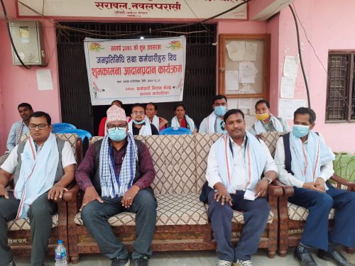 सरावलमा जनप्रतिनिधि र कर्मचारीबीच शुभकामना आदानप्रदान