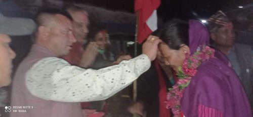 बुलिङ्गटारमा सिङ्गो गाउँनै काङ्ग्रेसमा प्रवेश, ७५ घरका ३ सय ३४ जनालाई कोइरालाले गरे स्वागत