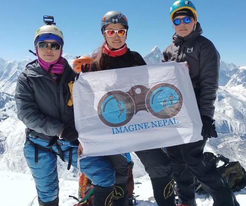 विश्व किर्तीमान राख्दै एकै घरका तीन दिदीबहिनी सगरमाथाको चुचुरोमा