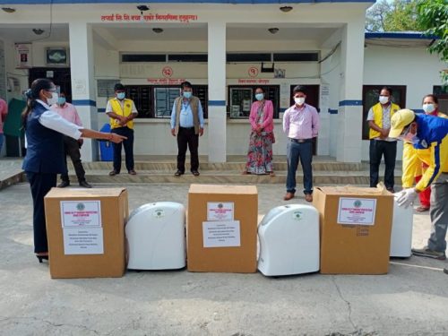 ईन्टरनेशन लायन्स क्लव ३२५ वि–२ द्वारा मध्यविन्दु जिल्ला अस्पताललाई ३ थान अक्सिजन कन्सन्ट्रेटर प्रदान