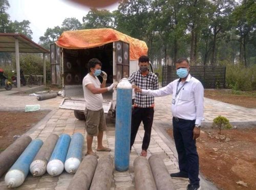 कावासोती-३का वडा अध्यक्ष श्रेष्ठद्वारा १५ थान रिफिल गरेको अक्सिजन सिलिन्डर  जिल्ला अस्पताललाई सहयोग