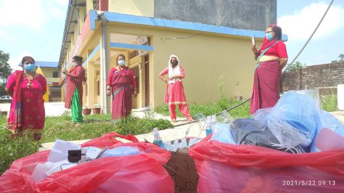 स्वास्थ्य सामाग्री वितरणमा आमा समुहको सक्रियता