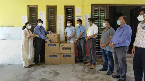 साहित्यकार क्षेत्री दम्पतीद्वारा भरतपुर अस्पताललाई स्वास्थ सामाग्री सहयोग