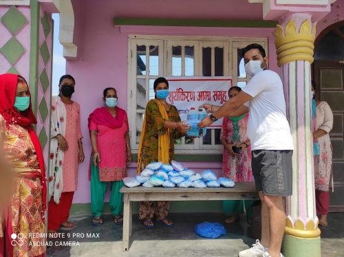 ब्यबसायी पौडेलद्वारा सुर्यकीरण आमा समूहलाई स्वास्थ सामाग्री सहयोग ।।
