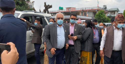 ३१ सांसदसहित मुख्यमन्त्री दावी गर्न प्रदेश प्रमुखको निवास पुगे नेपाली, मनाङे पनि उपस्थित