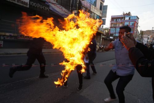 उपप्रधानमन्त्री राजेन्द्र महतोको पुतला दहन (११ तस्बिर)