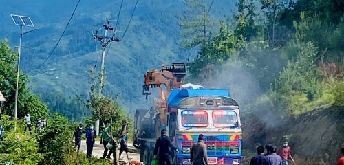 क्रेनले ३३ केभीको विद्युत लाइन छुँदा दुई जनाको मृत्यू, दुई घाइते