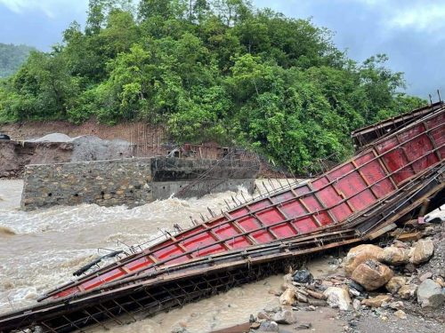 बौदीकालीमा निर्माणाधीन पक्की पुल बाढीले बगायो