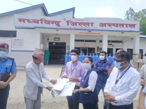 संघीय सरकारको तर्फबाट जिल्ला अस्पताललाई १५ थान अक्सिजन सिलिन्डर सहितका स्वास्थ्य सामाग्री सहयोग