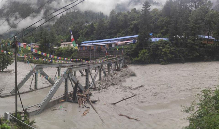 बाढीले विद्यालय बगाएपछि विद्यार्थीलाई पढाइको चिन्ता