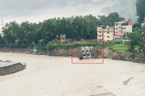 मेलम्चीको कटान जारी, ढल्यो ३ तले घर