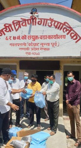 डा कोईरालाद्धारा त्रिवेणीमा स्वास्थ्य सामाग्री सहयोग