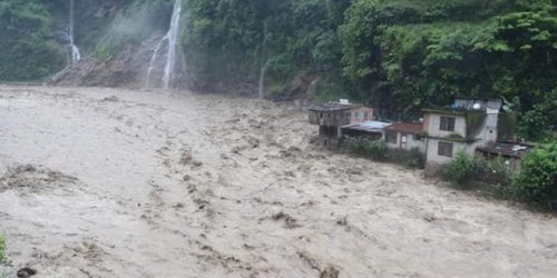 पूर्वी चितवनमा बाढिले पुल बगायो, मुग्लिन नारायणगढ सडक अझै खुलेन