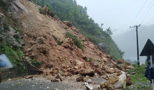 नारायणगढ–मुग्लिन सडक १२ घण्टादेखि अवरुद्ध