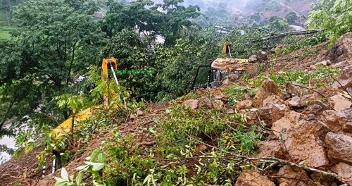 पहिरोले दुई जेसीबी र एक ट्याक्टर पुरियो : एक जनाको मृत्यु