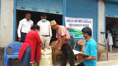 श्रृजनशील युवा मञ्चद्वारा पहिरो पीडितलाई राहतः ऋषिङको पीडामा देश विदेशको मल्हम