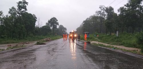 कावासोती जलमग्न, सडक भासिएपछि राजमार्ग अबरुद्ध