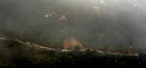 धादिङमा पहिराले ट्रक पुरिँदा दुईको मृत्यु, चारवटा सवारी साधन क्षति