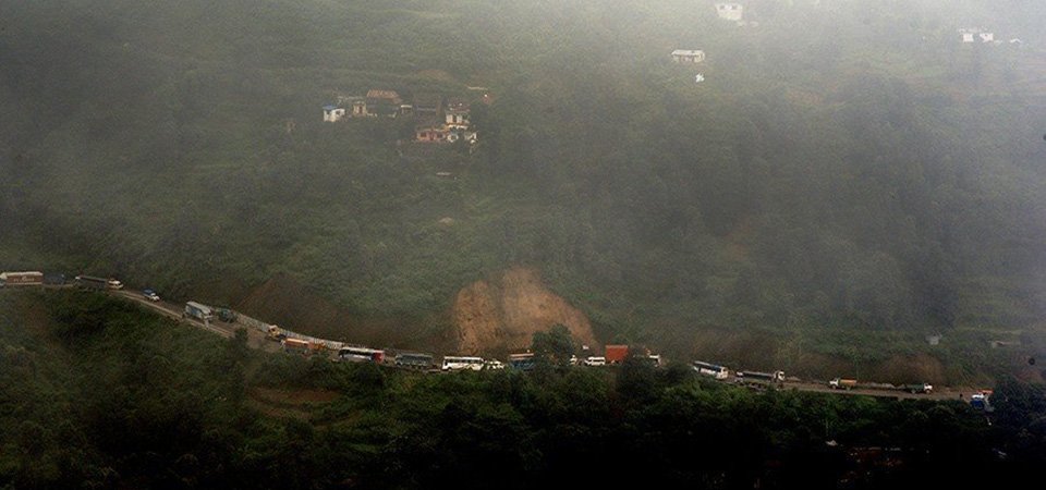 धादिङमा पहिराले ट्रक पुरिँदा दुईको मृत्यु, चारवटा सवारी साधन क्षति