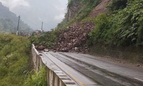 पहिरोले नारायणगढ–मुग्लिन सडकखण्ड अवरुद्ध