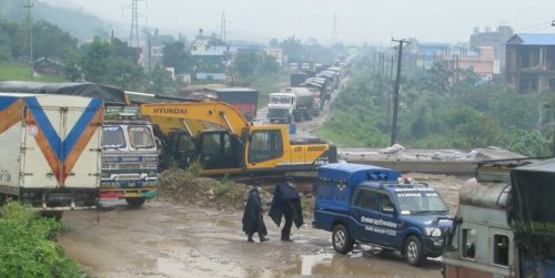 गैंडाकोटमा डाइभर्सन बगेपछि राजमार्ग अवरुद्ध