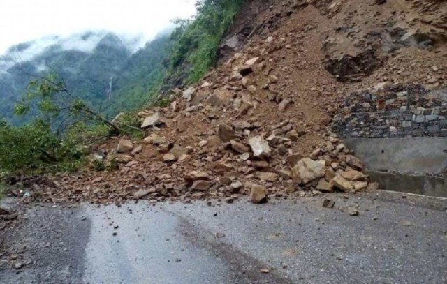 चितवनको टोपेखोलामा २ वटा गाडीमा ढुंगा खस्यो, ५ यात्रु घाइते